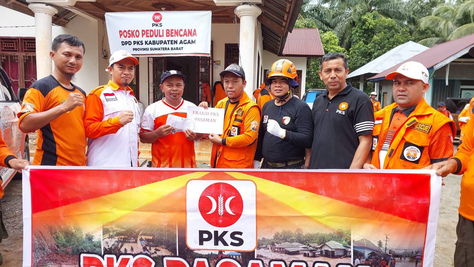 Ketua DPRD Pasaman, Nelfri Asfandi bersama relawan PKS